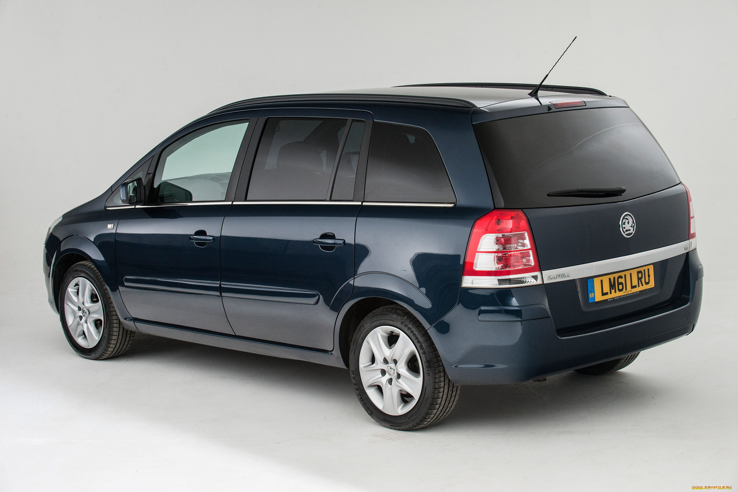 Компактвэн на вторичном рынке. Vauxhall Zafira b. Зафира b поколение 2008-2014. Zafira b 2 поколение 2005-2014. Вауксхолл Зафира.